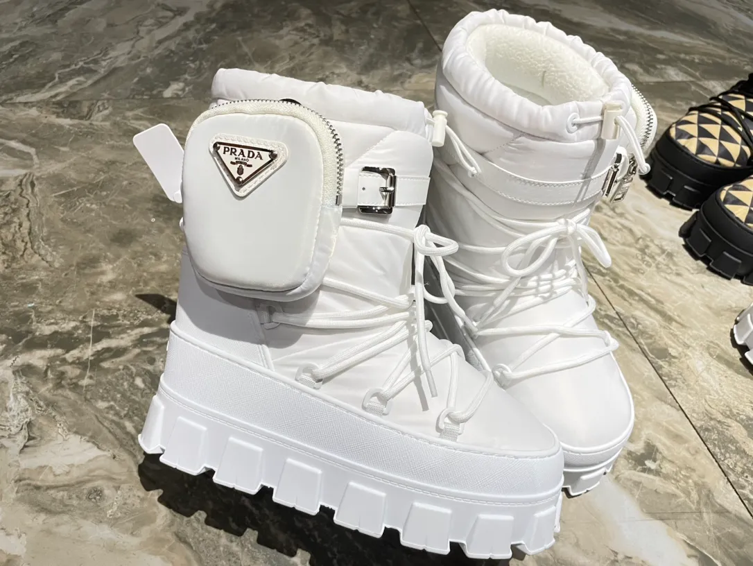 👟👟Ex-factory price 760👟👟 The highest version on the market, Prada's king style, snow boots, ski boots, fat and cute, so cute →_→ From the Prada limited series, unique. Shiny nylon Oblique upper with criss-cross straps for an ideal fit. The boots are made of technical fabric and have a short-cut version. They can be worn in the city or in the mountains. They make the calves slimmer, taller, warmer and have a concave shape. The boots and soles use the original waterproof effect. The size is 35-40. 41Customized